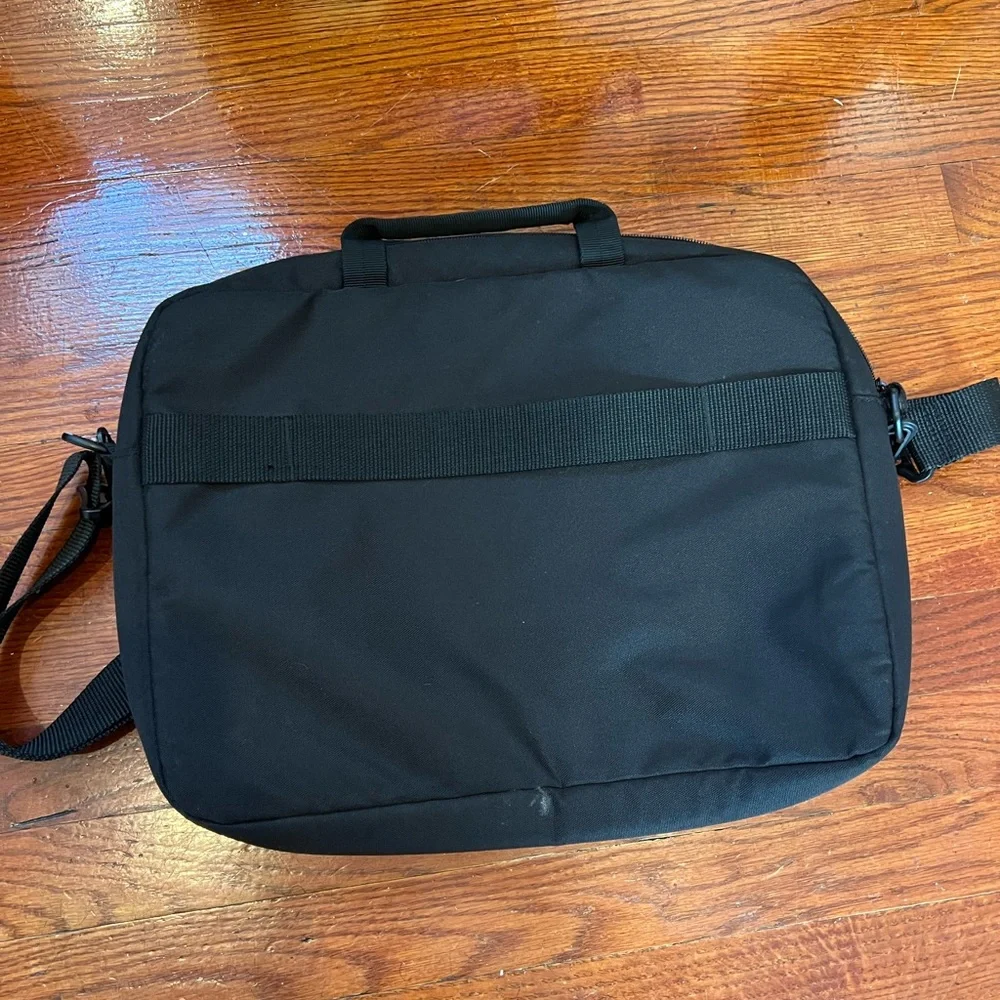 Amazon Basics Laptop Computer Bag Tablet should bag size 15.6 inch